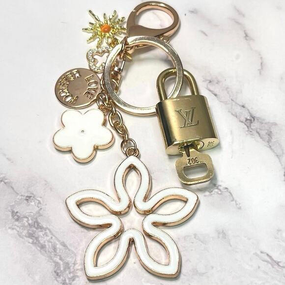 Louis Vuitton Lock & Key #302 w/ a White & Rhinestone Floral Charm Keychain - Picture 1 of 4